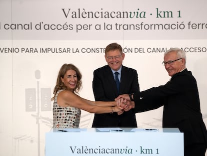 La ministra de Transportes, Movilidad y Agenda Urbana, Raquel Sánchez; el presidente de la Generalitat valenciana, Ximo Puig y el alcalde de Valencia, Joan Ribó, tras la firma del convenio del Canal de acceso ferroviario a Valencia, en el Palau de la Generalitat.