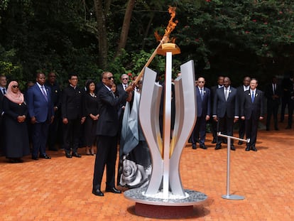 El presidente de Ruanda, Paul Kagame, y la primera dama, Jeanette Kagame, se preparan para encender la llama de la esperanza para conmemorar el genocidio de 1994, en el Centro Conmemorativo del Genocidio de Kigali, este domingo.