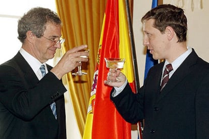 César Alierta (izquierda) brinda con el primer ministro checo, Stanislav Gross, tras la firma de la operación.