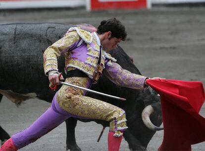 Sergio Aguilar, durante su faena al quinto toro de la tarde en Bilbao.