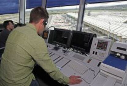 Controladores de Aena en la torre de control del aeropuerto madrile&ntilde;o de Barajas.