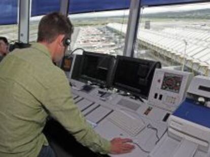 Controladores de Aena en la torre de control del aeropuerto madrile&ntilde;o de Barajas.