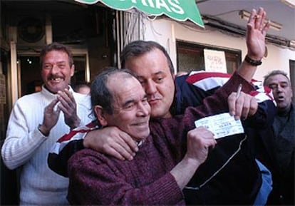 Hoy es uno de los días más felices para Joaquín Sanchis (en la foto, con el boleto premiado), dueño de la cervecería <i>Asturias</i> de Valencia, que repartió 40 millones del Gordo. Sanchis, un cordobés que vivió 16 años en Asturias y al que hace años le tocaron 10 millones de pesetas, ha anunciado que no dejará de ofrecer hoy el menú del día: "Voy a seguir trabajando pero me permitiré algún caprichito".