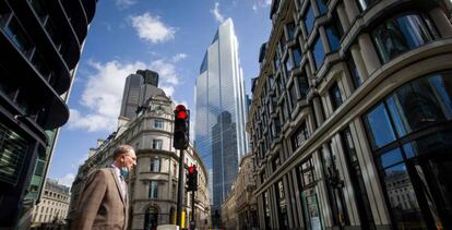 Un hombre cruza la calle en la City de Londres.