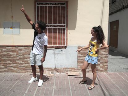 Dos vecinos del pueblo granadino de Chimeneas, en La Vega de Granada, muestran algunos desperfectos en una fachada tras el seísmo de 4,5 grados de este jueves.