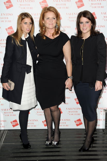 La princesa Eugenie, Sarah Ferguson y la Princesa Beatrice no quisieron perderse la fiesta en homenaje al diseñador italiano.
