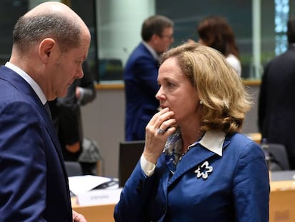 El ministro de Finanzas alemán, Olaf Scholz, junto a la ministra Nadia Calviño.