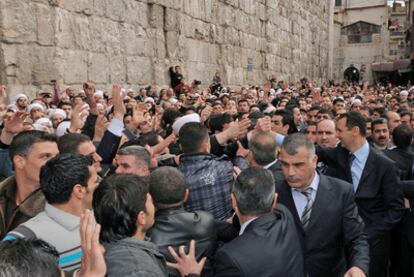 El presidente de Siria, Bachar al Asad, llegando a una mezquita de Damasco para celebrar el nacimiento del profeta Mahoma.