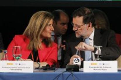 La ministra de Empleo, F&aacute;tima B&aacute;&ntilde;ez, conversando con el presidente del Gobierno, Mariano Rajoy.