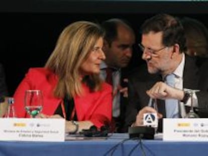 La ministra de Empleo, F&aacute;tima B&aacute;&ntilde;ez, conversando con el presidente del Gobierno, Mariano Rajoy.