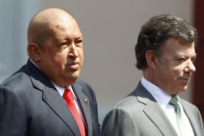 Los presidentes de Venezuela, Hugo Ch&aacute;vez (izquierda), y de Colombia, Juan Manuel Santos, en Caracas.
