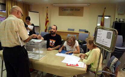 Unes 75.000 persones es troben a les taules electorals, entre titulars i suplents. A la imatge, votacions al col·legi de la Casa del Mar de Tarragona.