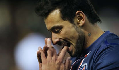 Lavezzi se lamenta de una ocasión perdida.