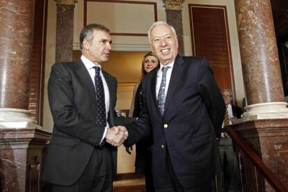 El ministro de Asuntos Exteriores, Jos&eacute; Manuel Garc&iacute;a-Margallo, junto al presidente del C&iacute;rculo Ecuestre, Borja Garc&iacute;a-Nieto.