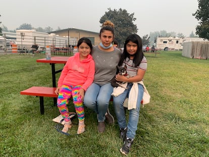 Yolanda Curiel, con sus hijas, en el campamento para desplazados por el incendio en Medford, Oregón, el martes. 