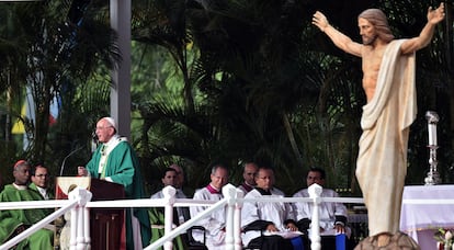 El papa Francisco instó a los cubanos a servir "a las personas" y no a las "ideas" e insistió en que la importancia de las naciones se mide en cómo atienden a las necesidades de los más desfavorecidos.