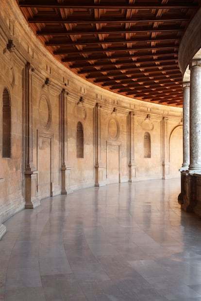 Patio interior del palacio de Carlos V, una construcción renacentista situada en la colina de la Alhambra. 