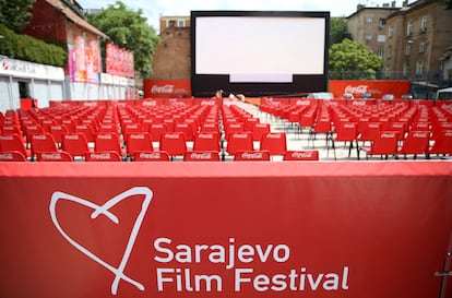 Vista de día de la sala grande al aire libre en Sarajevo.