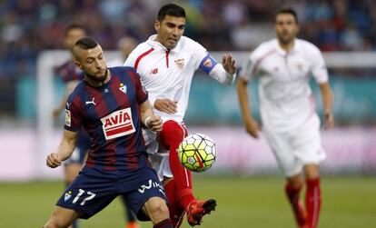 Juncà y Reyes luchan por el balón durante el partido.