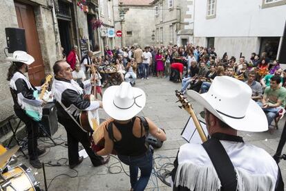 Actuación de Los Mustang Charros en las proximidades de la Praza de A Quintana