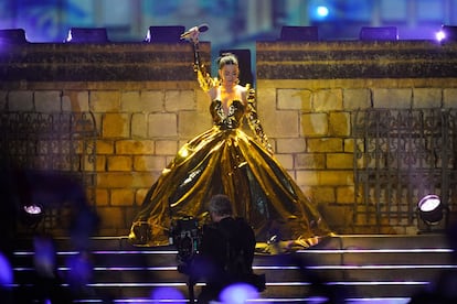 Maestra del disfraz y amante de lo kitsch, Katy Perry se tomó muy en serio su estilismo para celebrar la coronación de Carlos III y Camila. Su actuación ante 20.000 personas se convirtió en el broche final de la noche del domingo en los alrededores del castillo de Windsor. Se trataba de homenajear a la monarquía británica, así que la californiana recurrió al dorado más real para cubrirse de arriba abajo. Un color asociado a la realeza desde que ambos existen.