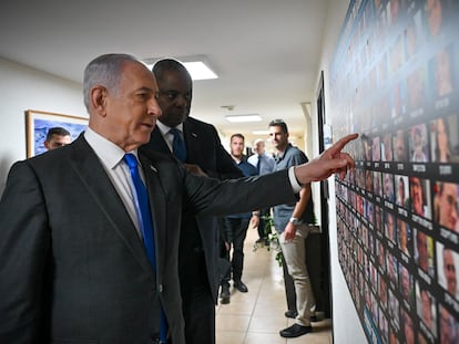 El secretario de Defensa de Estados Unidos, Loyd Austin, con el primer ministro de Israel, Benjamin Netanyahu, este lunes en Tel Aviv.