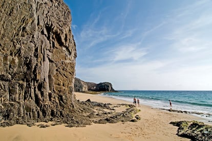 El Pozo, Yaiza (Lanzarote). Muchos de los que disfrutan de las idílicas playas de Papagayo, en el monumento natural de Los Ajaches, desconocen que la de El Pozo conserva los restos del primer asentamiento europeo en las islas Canarias: el de San Marcial del Rubicón. El sustrato histórico tiene su principal referente en el año 1402, cuando desembarcó la expedición normanda de Jean de Béthencourt y Gadifer de la Salle, que se propusieron conquistar el archipiélago para la Corona de Castilla. Este frente de arenas doradas muestra una separación de roques basálticos cuya presencia empequeñece a los bañistas. En el sitio arqueológico han visto recientemente la luz estructuras defensivas, cerámica aborigen, una casa y vertederos del siglo XV. Un pozo dispone aún hoy de agua potable, pero fue cegado para evitar vandalismos. Del aparcamiento (hay que pagar tres euros) hay que tomar una senda de 300 metros para llegar hasta las calas. Para visualizar Papagayo, nada como ver a Raquel Welch en el filme ‘Hace un millón de años’ (Don Chaffey, 1966).
