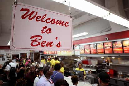 Todo el mundo es bienvenido en el Ben's Chili Bowl. El restaurante fue abierto en 1958 en la calle U Street, conocido como el 'Broadway Negro', en la capital estadounidense. Ella Fitzgerald, Nat King Cole y Martin Luther King Jr. son algunas de las estrellas que han pasado por sus mesas.