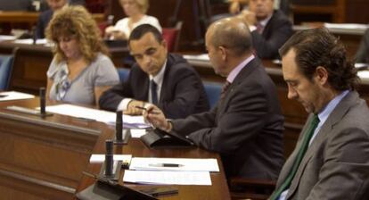 El presidente del Gobierno Balear, Jos&eacute; Ram&oacute;n Bauz&aacute; (d) y la consejera de Educaci&oacute;n, Cultura y Universidades, Joana Camps Bosch (i), durante un pleno celebrado hoy en el Parlamento balear.