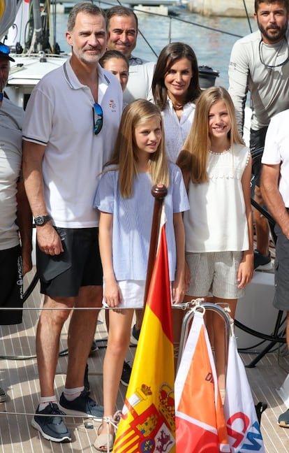 Los Reyes con sus hijas, en la primera jornada marinera del don Felipe.