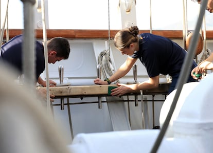 La Casa del Rey ha publicado este viernes algunas imágenes de la heredera del trono a bordo del buque escuela para mostrar cómo es su día a día junto a sus compañeros de la Escuela Naval de Marín, con los que compartirá los próximos cinco meses a bordo.