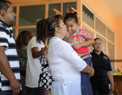 La niña secuestrada en manos de su madre