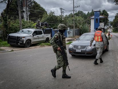 Elementos de la Guardia Nacional y del Ejército mexicano durante un operativo de vigilancia en San Cristóbal de las Casas, Estado de Chiapas, en junio de 2022.