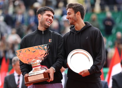  Carlos Alcaraz y Lorenzo Musetti, durante la ceremonia de entrega de trofeos.
