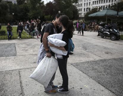 Una pareja se besa antes de una pelea de almohadas en Atenas (Grecia), el 5 de abril de 2015.
