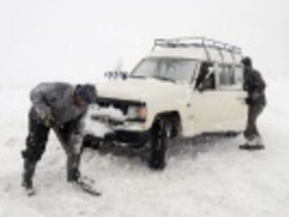 Un frente frío cruza la Península y deja temperaturas de hasta 15 grados bajo cero y nieve en el litoral. Así se muestra el temporal