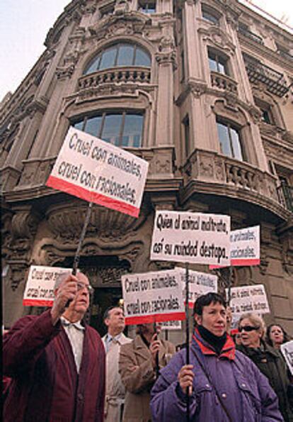 Concentración ayer en Madrid en defensa de la fauna.