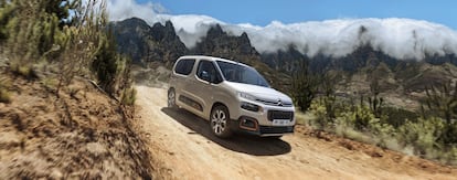 Otra de las furgonetas ligeras preferidas por los profesionales, aunque en su actual generación presenta acabados propios de los turismos, por lo que también ha ampliado su público particular. El diseño de la Citroën Berlingo resulta llamativo dentro de lo que es habitual en el segmento y está disponible en dos tamaños de carrocería, M y XL, ambos con posibilidad de utilizar una configuración interior de cinco o siete plazas. Puede montar motores tanto de gasolina (110 y 130 CV) como diésel (75, 100 y 130 CV), y en la segunda mitad de este año se pondrá a la venta el ë-Berlingo eléctrico, con 280 kilómetros de autonomía.