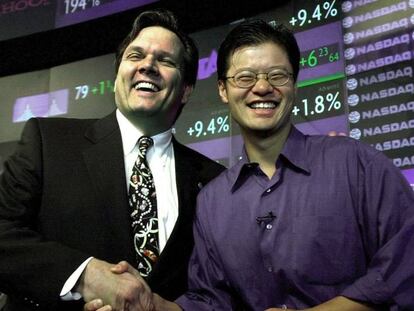 Jerry Yang (derecha), confundador de Yahoo, con un directivo del  Nasdaq, en marzo de 2000.  