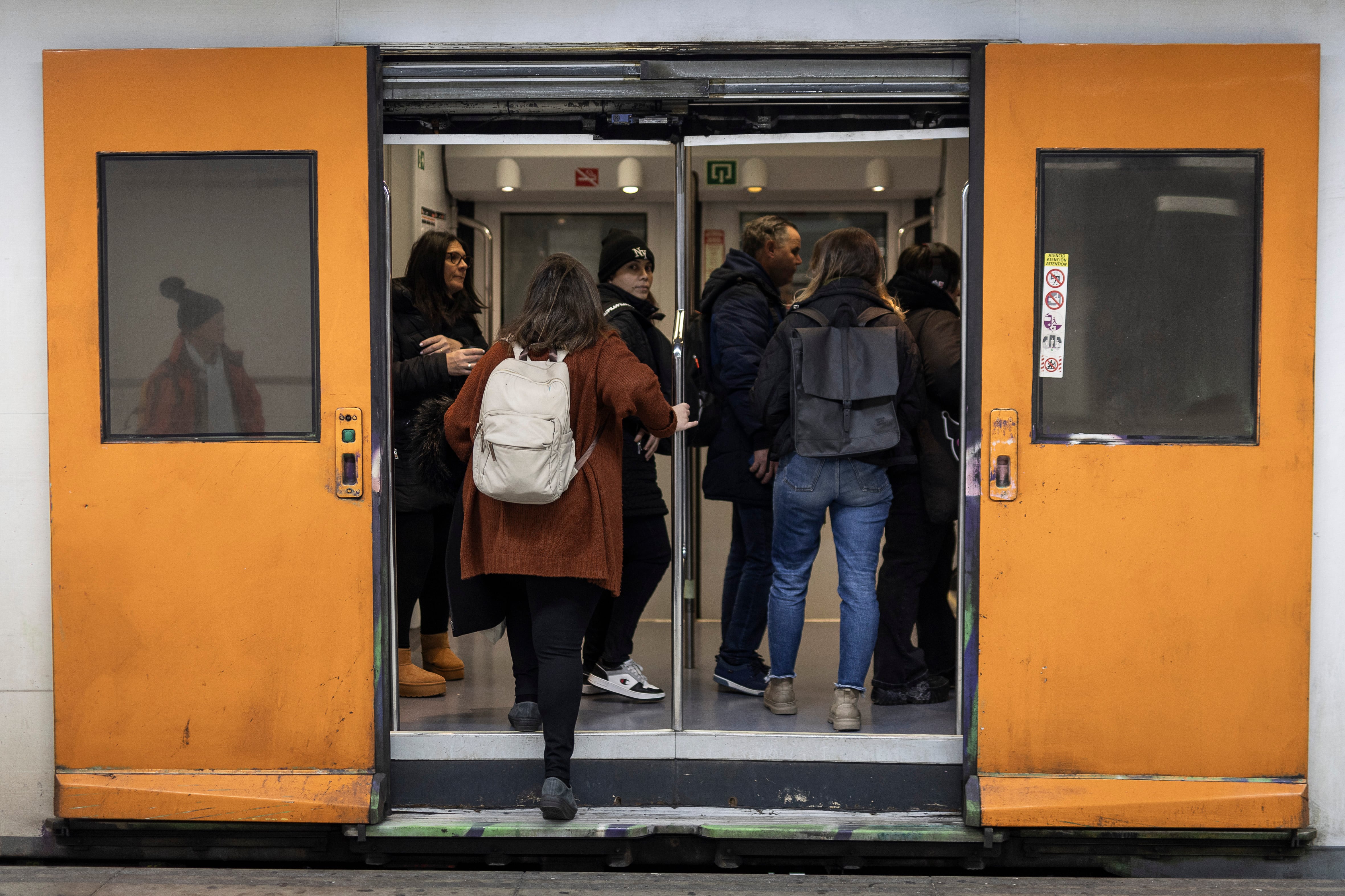 Usuarios de Rodalies entran a un tren en la estación de Sants, el martes en Barcelona.