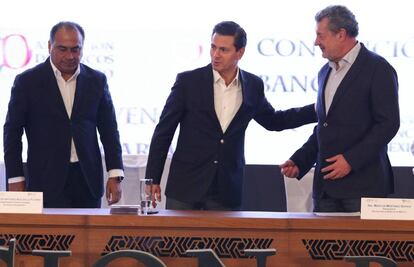 Pe&ntilde;a Nieto, con H&eacute;ctor Astudillo (gobernador de Guerrero) y Marcos Mart&iacute;nez (jefe de la patronal bancaria).