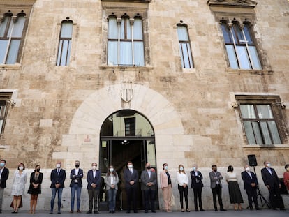 El presidente Ximo Puig y la vicepresidenta Mónica Oltra junto a otros políticos guardan tres minutos de silencio este viernes a las puertas del Palau de la Generalitat por la joven estrangulada por su pareja.