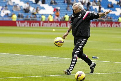 El italiano Villiam Vecchi, exportero del Milan campeón de Europa (1969) y exentrenador de porteros del Real Madrid, entre otros equipos, falleció este miércoles a los 73 años. Vecchi militó en las filas 'rossoneri' durante siete temporadas, desde 1967 hasta 1974, en las que consiguió levantar una Recopa de Europa, la de 1973. En su carrera como entrenador de porteros, el descubridor del italiano Gianluigi Buffon en su etapa en el Parma, formó parte del equipo técnico de Carlo Ancelotti en el Milan (2001-2009) y en el Real Madrid (2013-2015), junto al que sumó tres Ligas de Campeones (2003 y 2007 con el Milan, 2014 con el Real Madrid). Además de la del Milan, Vecchi vistió las camisetas del Cagliari, del Como y del Spal, todos equipos italianos. En total, el guardameta ganó como jugador un 'Scudetto', dos Copas de Italia, una Copa de Europa, dos Recopas y una Copa Intercontinental. En un comunicado, el Real Madrid ha lamentado "profundamente" el fallecimiento del Vecchi y ha recordado que con el club blanco ganó una Copa de Europa, un Mundial de clubes, una Supercopa de Europa y una Copa del Rey" 