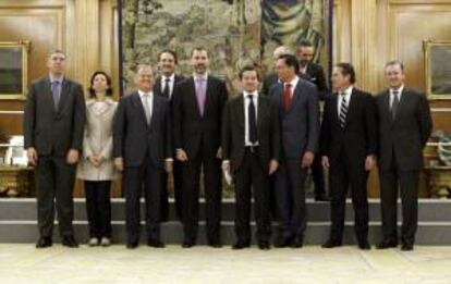 El Príncipe de Asturias posa con una representación de la Asociación Española de Fabricantes de Automóviles y Camiones (ANFAC), durante la audiencia celebrada esta mañana en el Palacio de la Zarzuela.