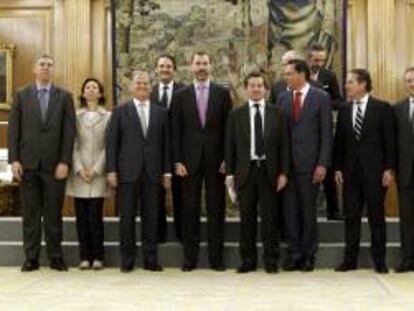 El Príncipe de Asturias posa con una representación de la Asociación Española de Fabricantes de Automóviles y Camiones (ANFAC), durante la audiencia celebrada esta mañana en el Palacio de la Zarzuela.