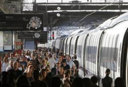 Los viajeros descienden del AVE en la estación de Atocha. EFE/Archivo