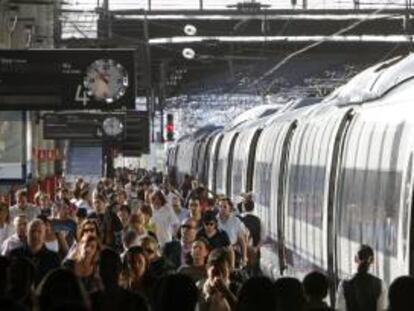 Los viajeros descienden del AVE en la estación de Atocha. EFE/Archivo