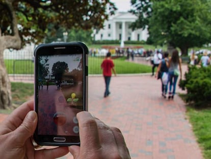 Un jugador captura un Pok&eacute;mon frente a la Casa Blanca, en Washington DC.