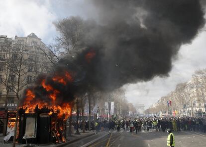 El movimiento de los 'chalecos amarillos' ha tratado este sábado de cobrar un nuevo impulso con una gran manifestación en París en la que se han registrado algunos incidentes violentos. En la imagen, un quiosco es arrasado por las llamas en el centro de París durante la manifestación.