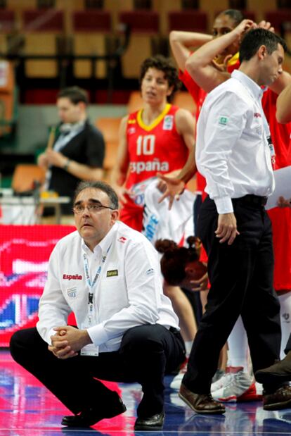 El entrenador de España, José Ignacio Hernández, sufre durante el partido ante Montenegro.